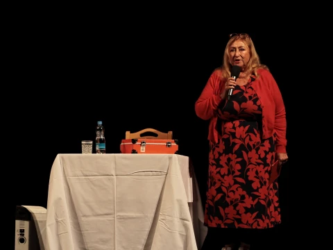 24. 9. Halina Pawlowská - Manuál zralé ženy — fotografie 1